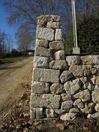 Mur de soutènement en pierre sèche au domaine de Calavon – MADELINE FLORIAN